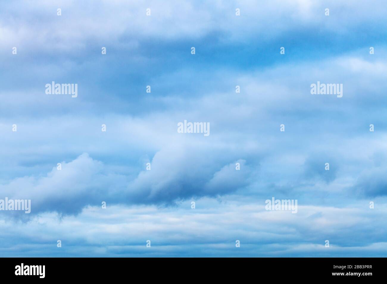 sfondo naturale - bassa blu scuro nuvole in primavera sera cielo Foto Stock