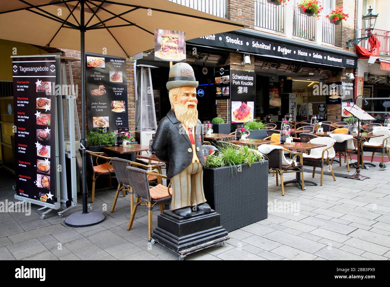 Tipico ristorante della città vecchia di Düsseldorf, che offre una varietà di piatti a base di carne, come la specialità tedesca „porco fuso a snodo". Foto Stock