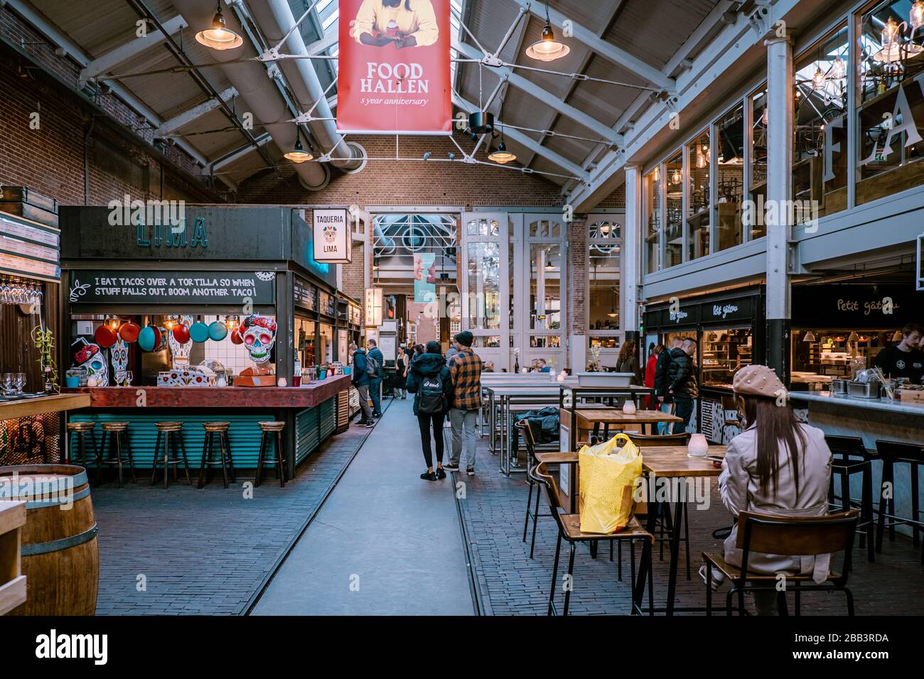 AMSTERDAM, PAESI BASSI - NOVEMBRE, 2019: Popolare food Court Foodhallen nel centro di Amsterdam city.Famous fastfood cucina nel quartiere turistico.Taste Foto Stock