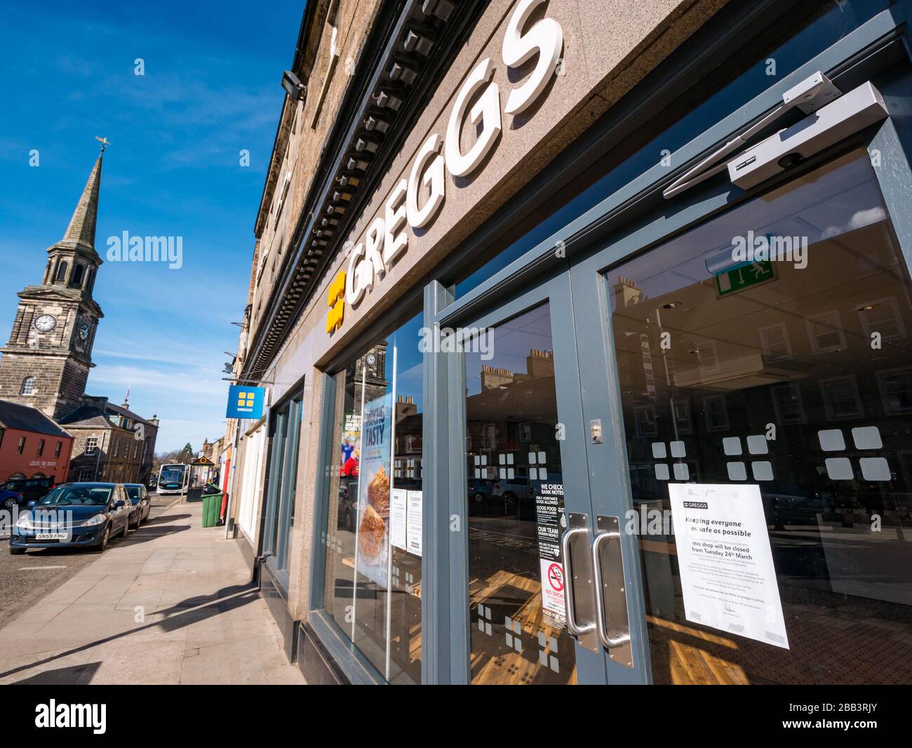 Haddington, East Lothian, Scozia, Regno Unito. 30th marzo 2020. Covid-19 Coronavirus ha un impatto sulla città di mercato normalmente vivace in una bella giornata di primavera con strade vuote e persone che si distende sociale. Il negozio locale di takeaway di Greggs è chiuso Foto Stock