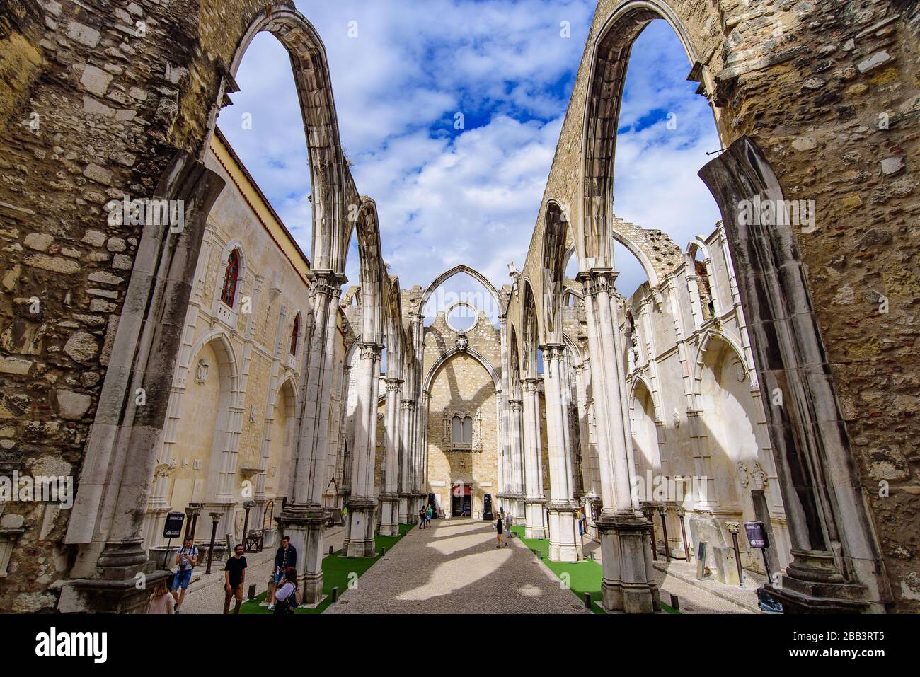 Rovine del Convento di Carmo, un museo archeologico a Lisbona, Portogallo Foto Stock