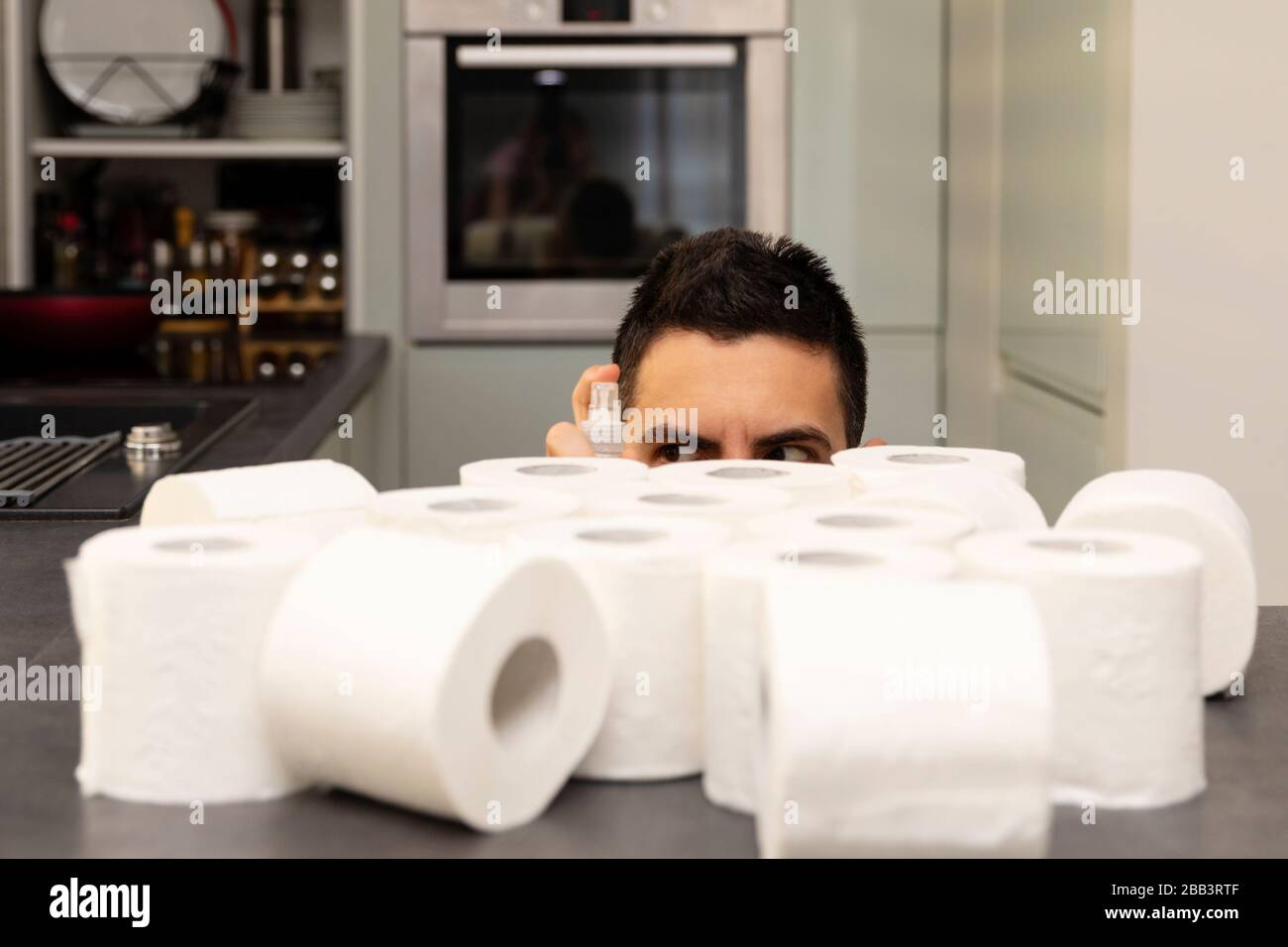 Un uomo gioisce sulla carta igienica acquisita a causa del panico e della carenza causati dallo scoppio del virus covid19. Foto concettuale su Foto Stock