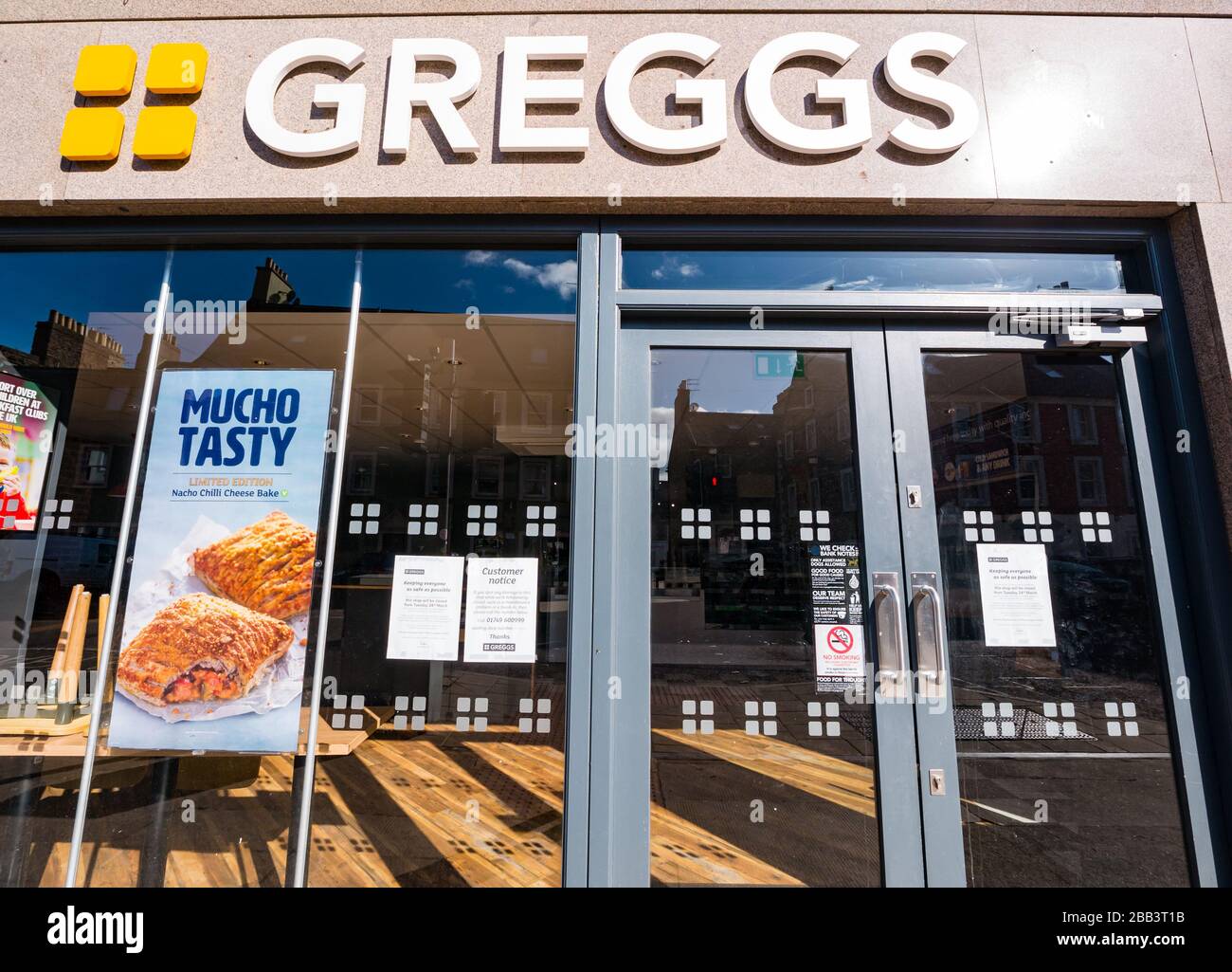 Haddington, East Lothian, Scozia, Regno Unito. 30th marzo 2020. Covid-19 Coronavirus ha un impatto sulla città di mercato normalmente vivace in una bella giornata di primavera con strade vuote e persone che si distende sociale. Il negozio locale di takeaway di Greggs è chiuso Foto Stock