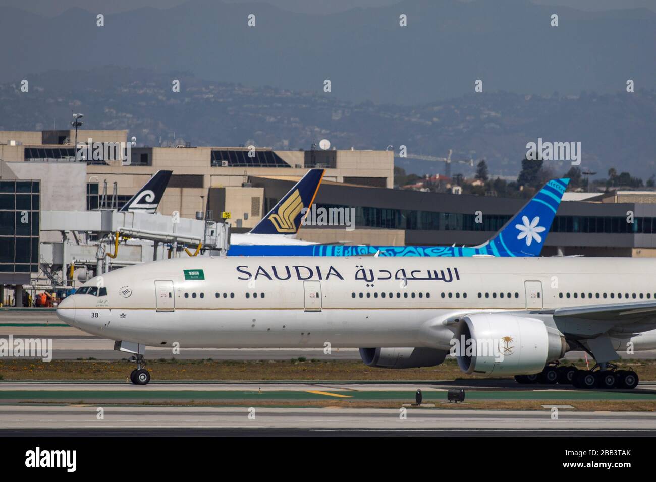 Un Boeing 777-3FG della Saudi Arabian Airlines dai taxi Jeddah al Tom Bradley International Terminal dopo l'atterraggio all'aeroporto internazionale di Los Angeles (LAX) sabato 29 febbraio 2020 a Los Angeles, California, Stati Uniti. (Foto di IOS/Espa-Images) Foto Stock