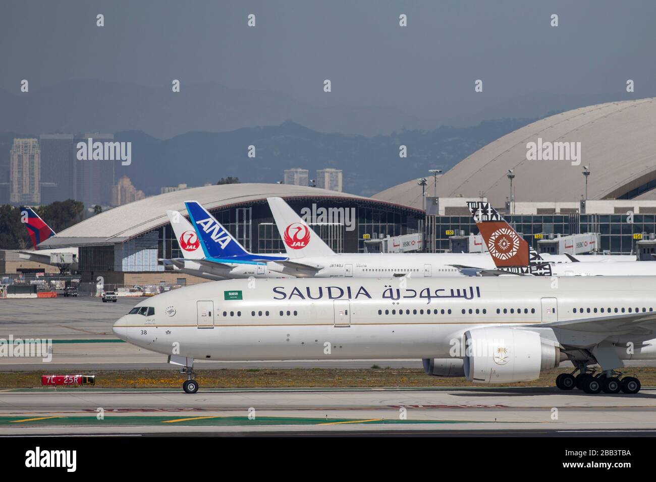 Un Boeing 777-3FG della Saudi Arabian Airlines dai taxi Jeddah al Tom Bradley International Terminal dopo l'atterraggio all'aeroporto internazionale di Los Angeles (LAX) sabato 29 febbraio 2020 a Los Angeles, California, Stati Uniti. (Foto di IOS/Espa-Images) Foto Stock