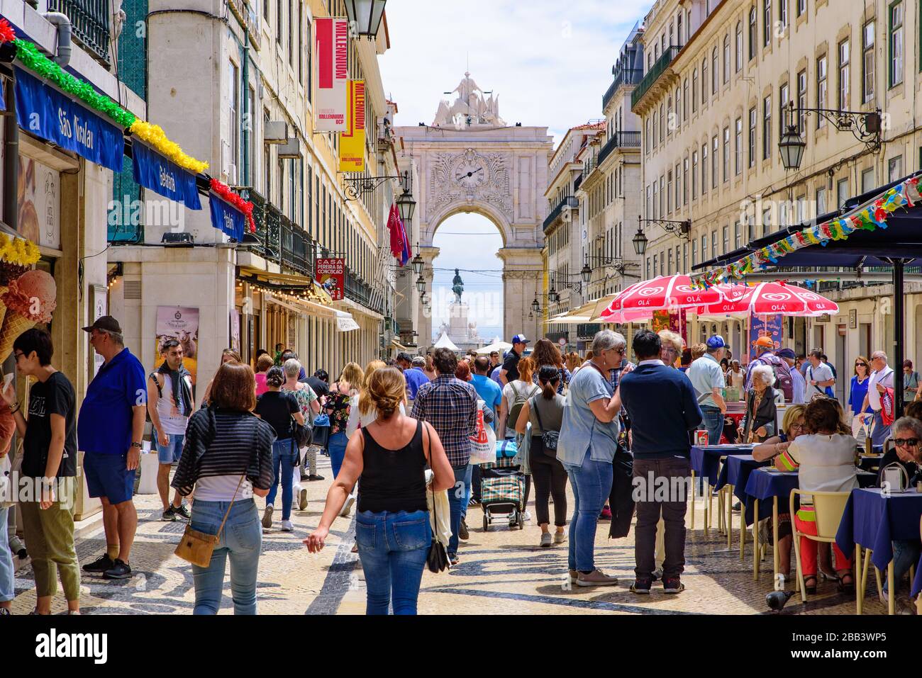 Turisti in Rua Augusta a Lisbona, Portogallo Foto Stock