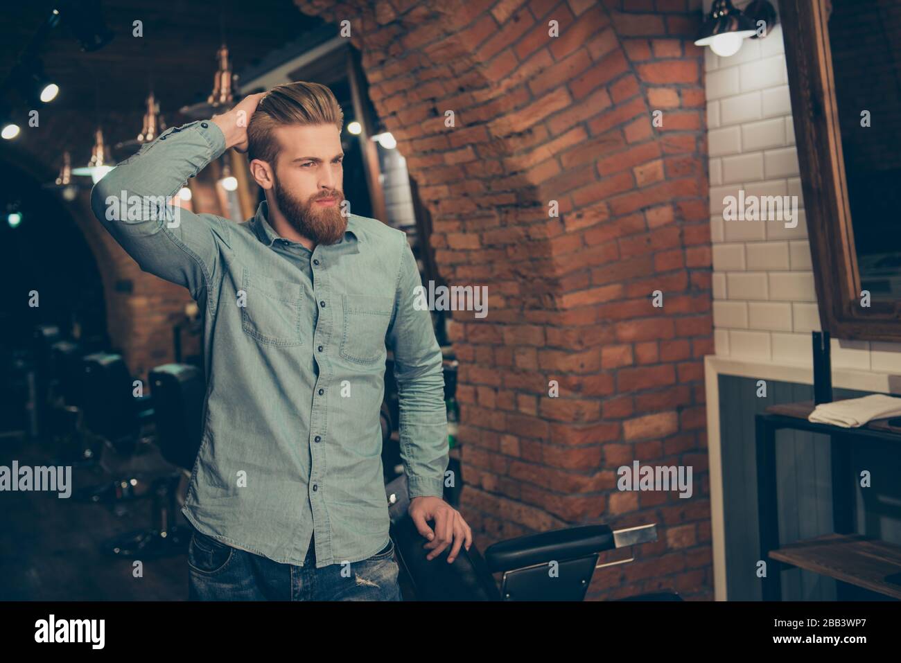 Uomini occasionali`s vita. Perfetto! Un uomo dal design elegante e duro con bearded rosso in un barbiere. La sua acconciatura è spettacolare e così trendy! È severo e molto Foto Stock