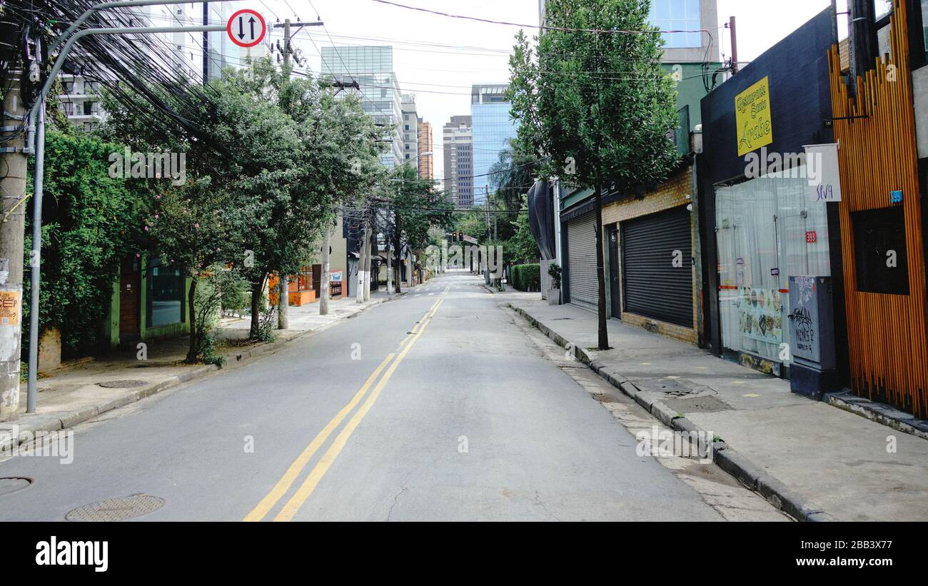 Immagini della città di São Paulo sotto la quarantena di Covid-19 ( marzo 2020 ) con strade vuote, commercio chiuso e senza automobili. Alcune persone sono ancora sulla strada Foto Stock