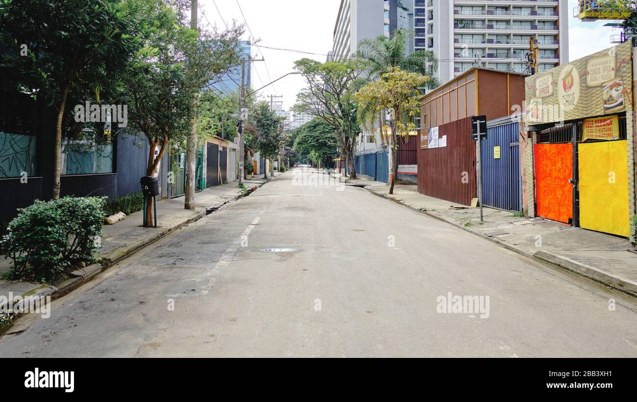Immagini della città di São Paulo sotto la quarantena di Covid-19 ( marzo 2020 ) con strade vuote, commercio chiuso e senza automobili. Alcune persone sono ancora sulla strada Foto Stock