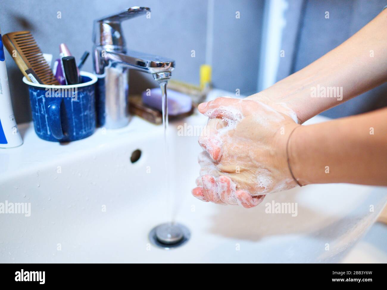 Pfaffenhofen, Germania, 30 marzo 2020. Raccomandazione di lavare le mani molto correttamente con acqua e sapone a causa della malattia del virus Corona (COVID-19) il 30 marzo 2020 a Pfaffenhofen, Germania MODELLO RILASCIATO © Peter Schatz / Alamy Live News Foto Stock