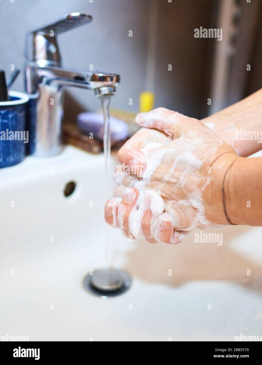 Pfaffenhofen, Germania, 30 marzo 2020. Raccomandazione di lavare le mani molto correttamente con acqua e sapone a causa della malattia del virus Corona (COVID-19) il 30 marzo 2020 a Pfaffenhofen, Germania MODELLO RILASCIATO © Peter Schatz / Alamy Live News Foto Stock