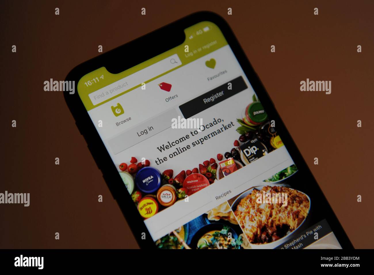 Il sito web di Ocado è visto su un iPhone durante il blocco COVID-19 nel Regno Unito Foto Stock
