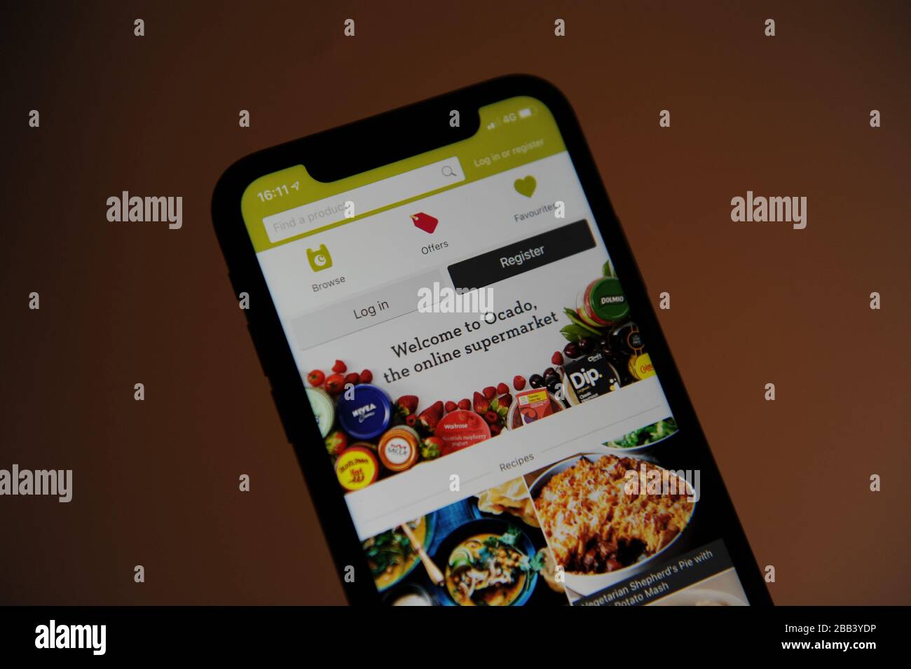 Il sito web di Ocado è visto su un iPhone durante il blocco COVID-19 nel Regno Unito Foto Stock