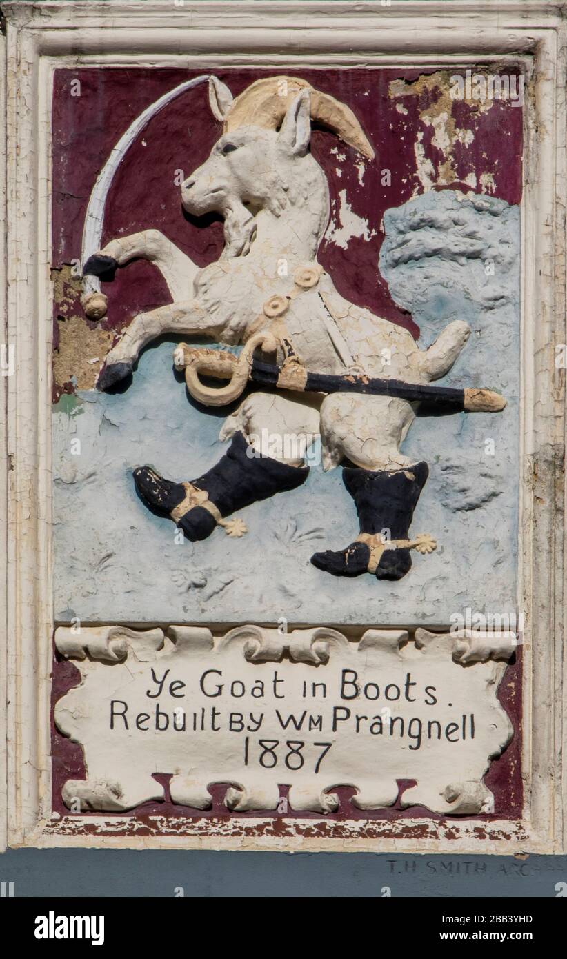 Segnaletica per il Goat in Boots (ora chiamato il Goat) bar e ristorante a Fulham Road, Londra, Regno Unito, risalente al 1887, e progettato da William Prangnell Foto Stock