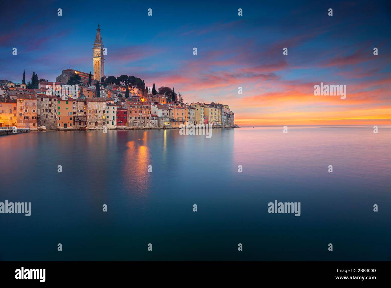 Rovigno, Croazia. Bella romantica città vecchia di Rovigno al tramonto, penisola istriana, Croazia, Europa. Foto Stock