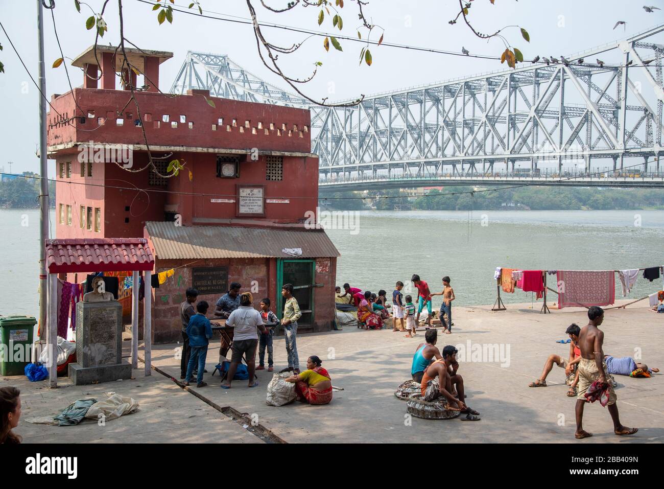 Vista al ponte Howrah sul fiume Hooghly, Calcutta, India Foto Stock