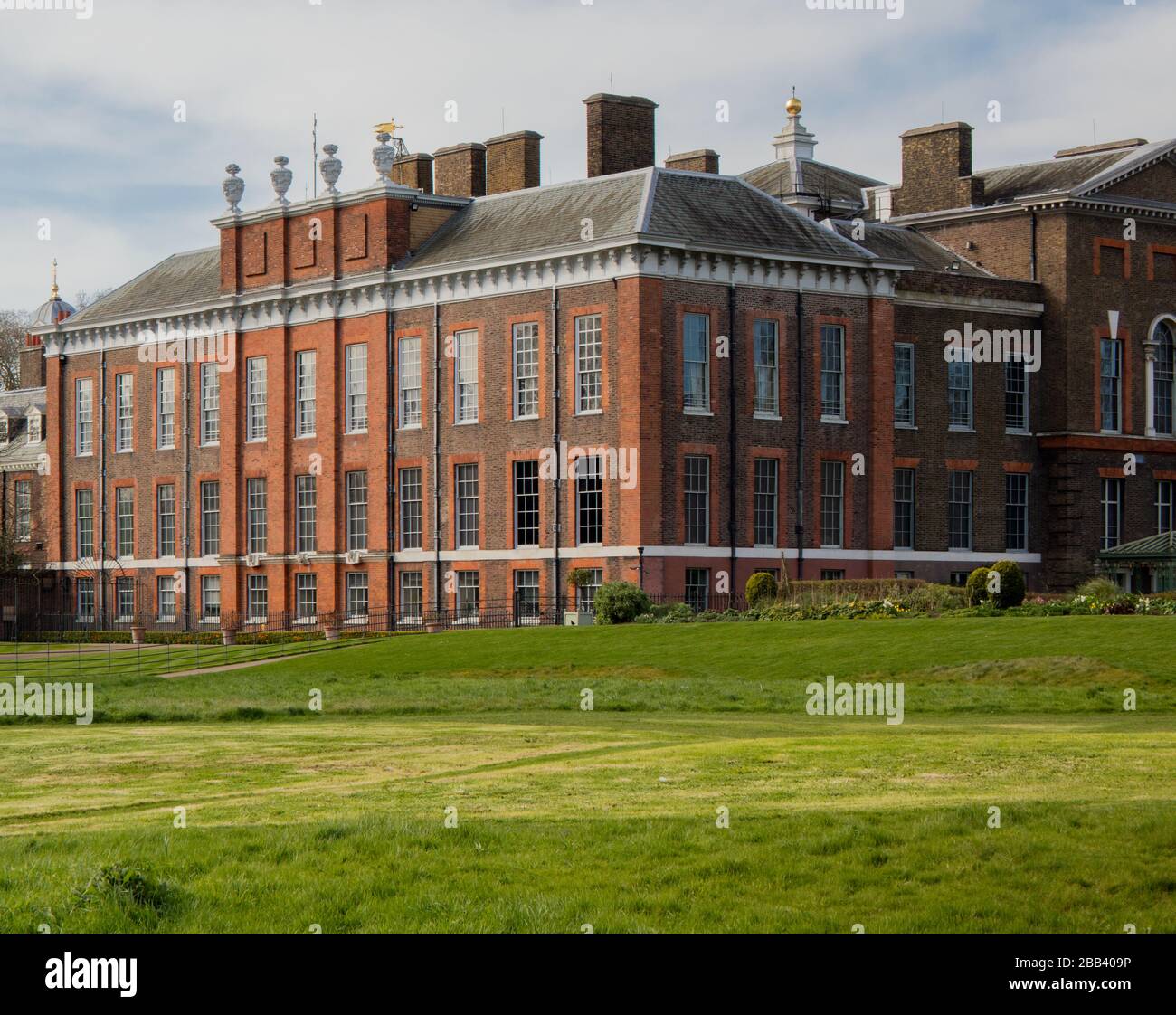 Kensington Palace visto dalla vasta passeggiata, Kensington Gardens, Londra Foto Stock