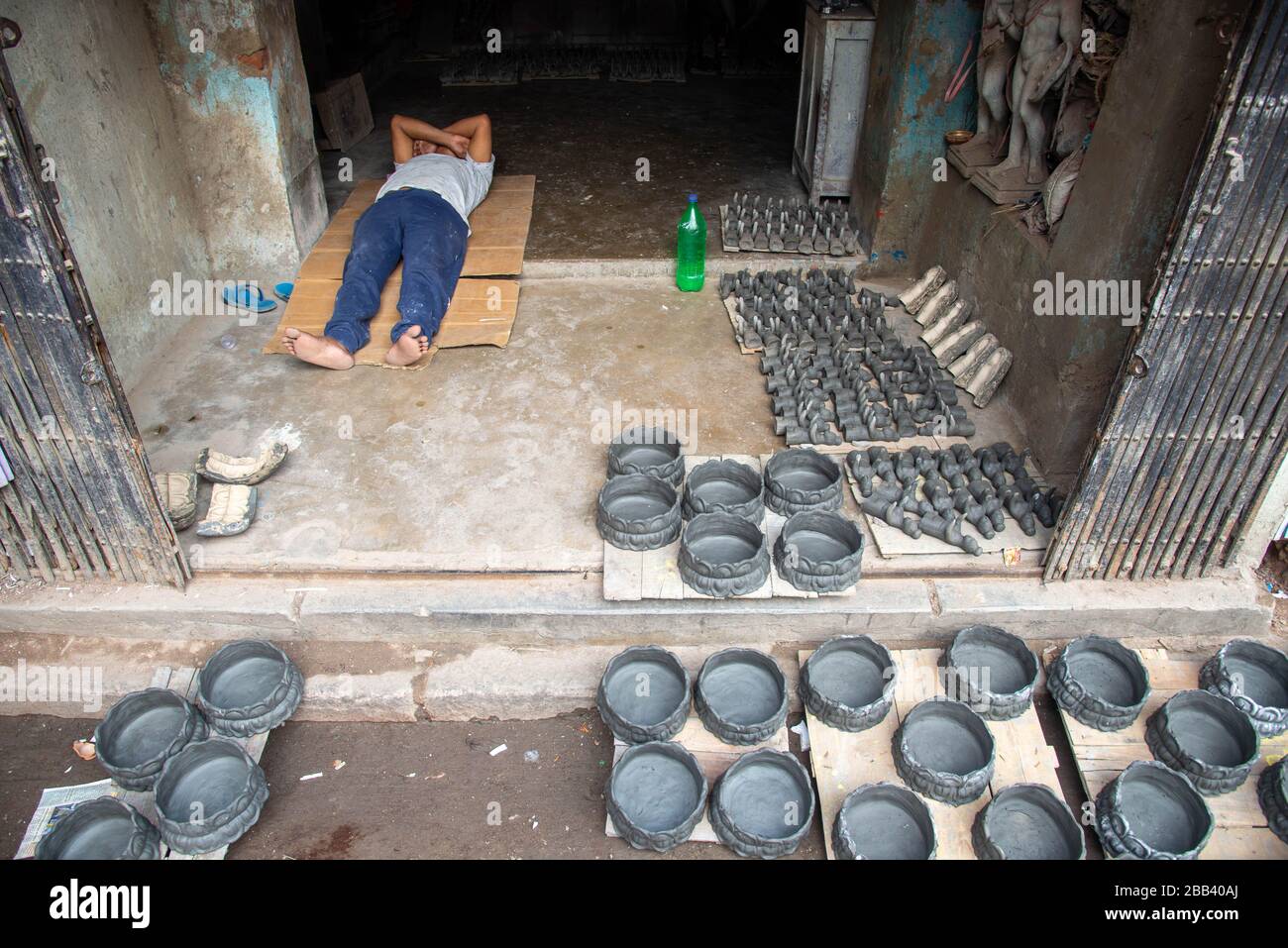 Figure fatte a mano in argilla nel famoso distretto Kumortuli a Calcutta, India Foto Stock