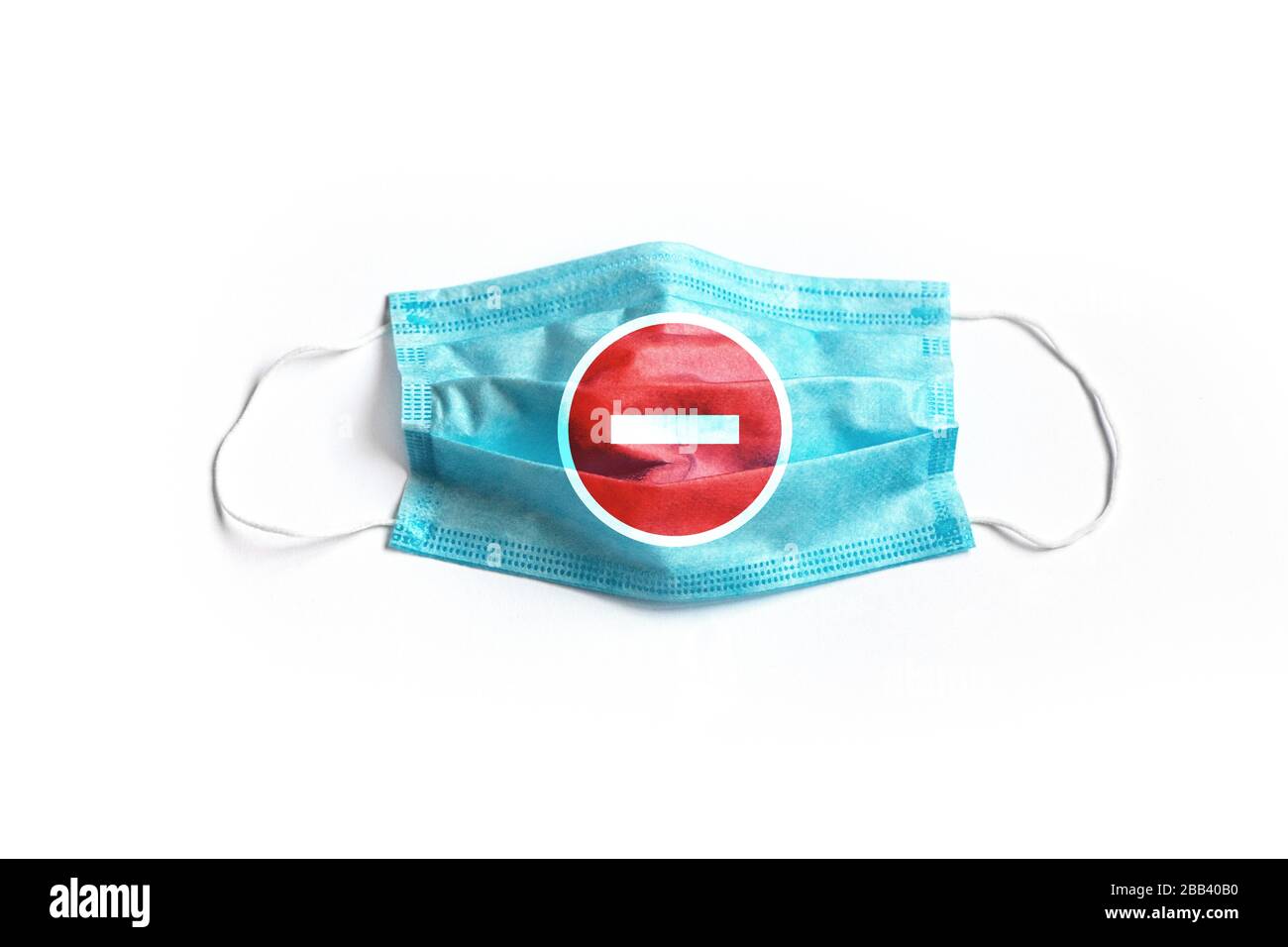 Maschera protettiva per viso medicale con cartello di divieto isolato su sfondo bianco. Foto Stock