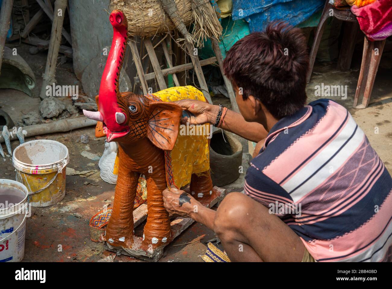 Figure fatte a mano in argilla nel famoso distretto Kumortuli a Calcutta, India Foto Stock