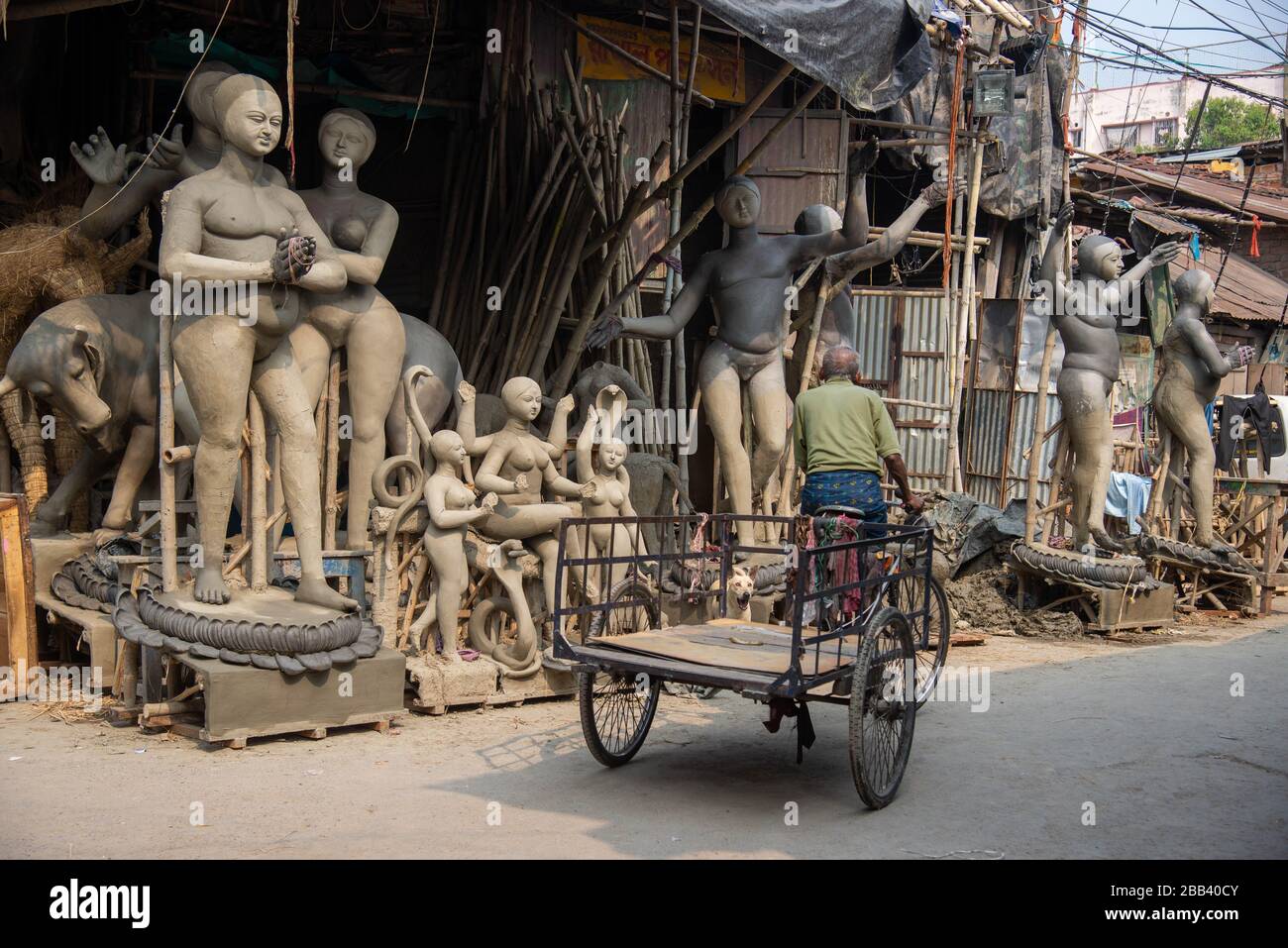 Statue fatte a mano in argilla nel distretto di Kumartuli a Calcutta, India Foto Stock
