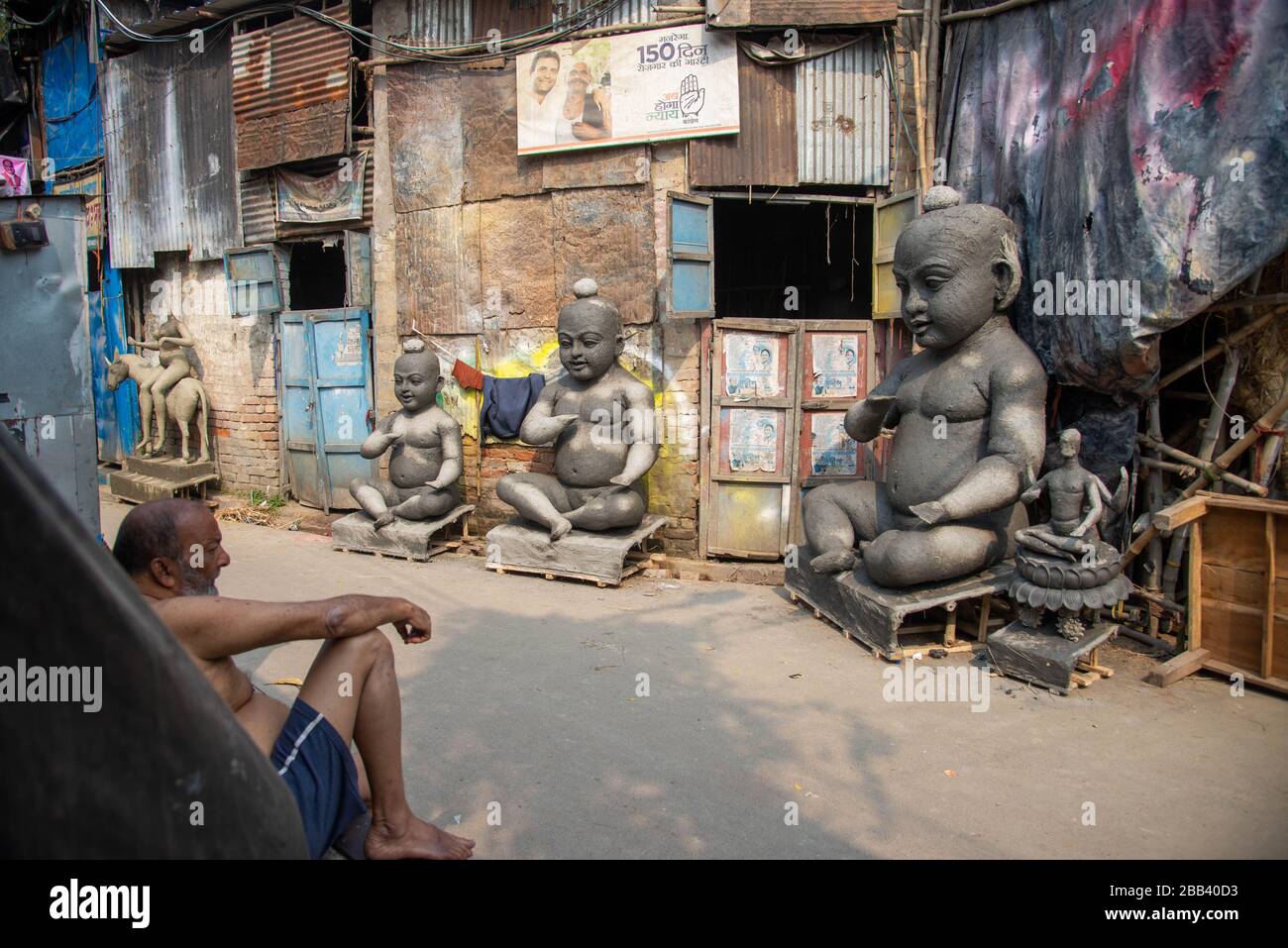 Statue fatte a mano in argilla nel distretto di Kumartuli a Calcutta, India Foto Stock