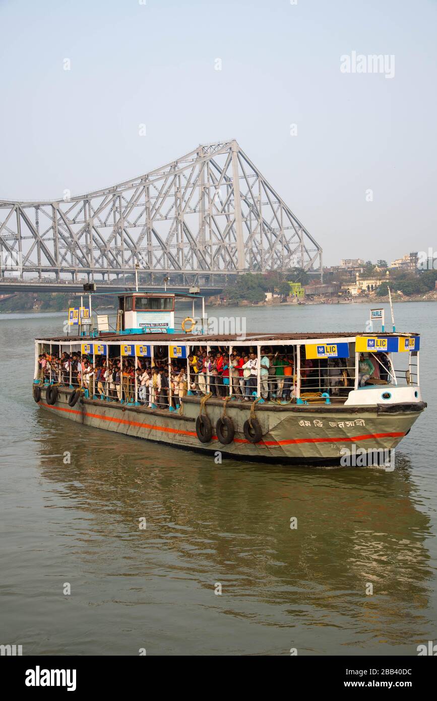 Vista al ponte Howrah con traghetto al fiume Hooghly a Calcutta, India Foto Stock