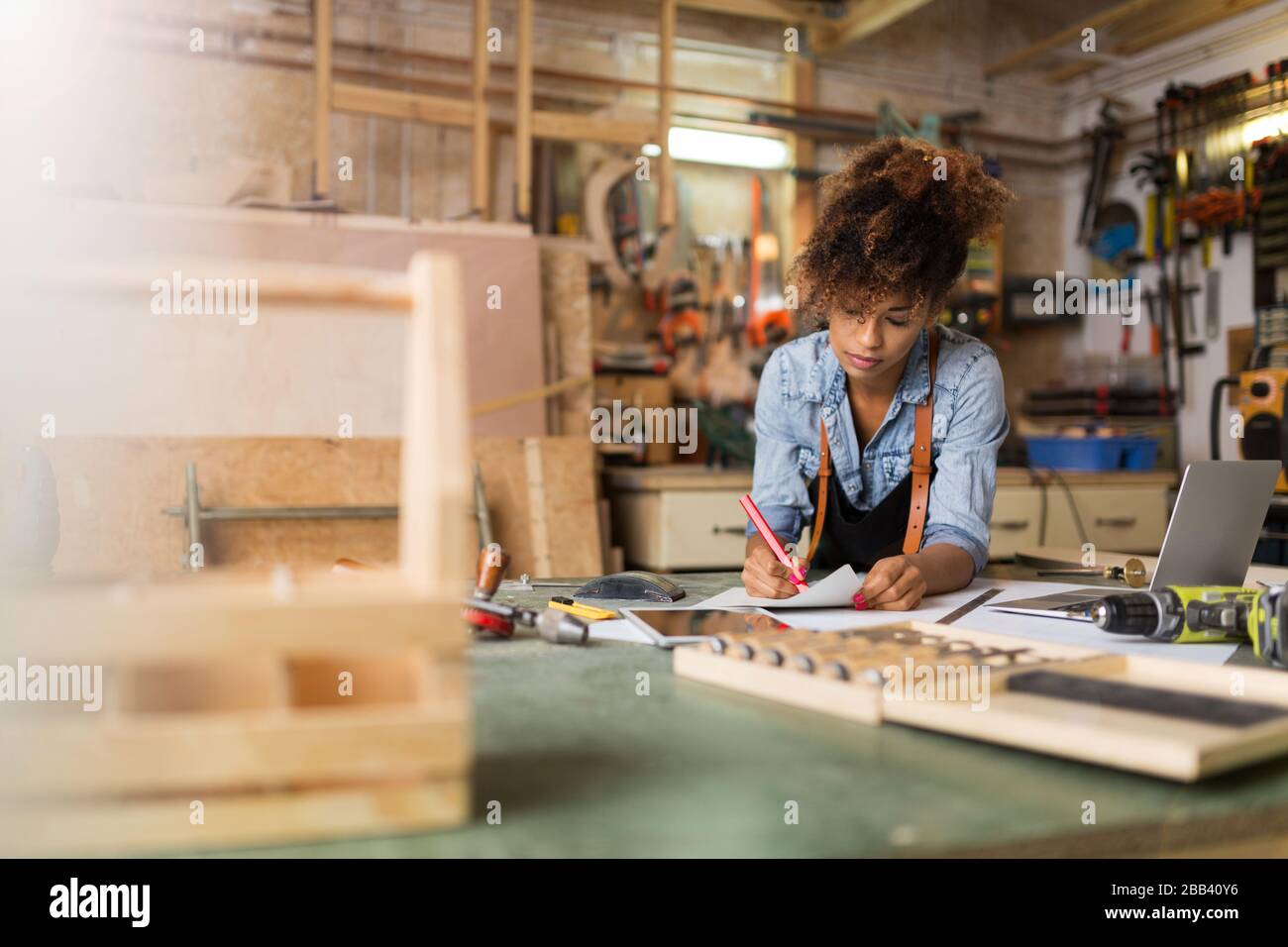 afroamericana donna artigiana che lavora nel suo laboratorio Foto Stock