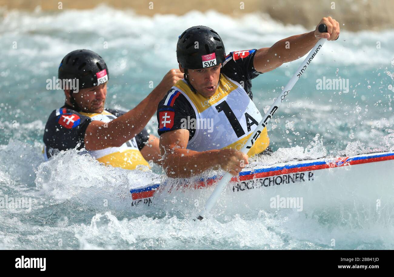 Luka Bozic e Saso Taljat in Slovacchia competono nella doppia semifinale canoe Slalom maschile Foto Stock