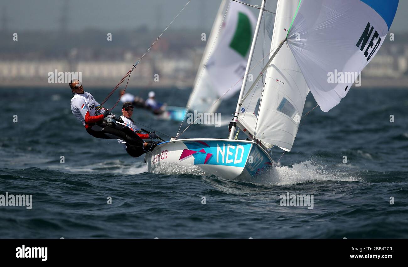 Olanda 470 equipaggi per donne Lisa Westerhof e Lobke Berkhout durante la prima gara della loro campagna olimpica al largo di Weymouth oggi. Foto Stock