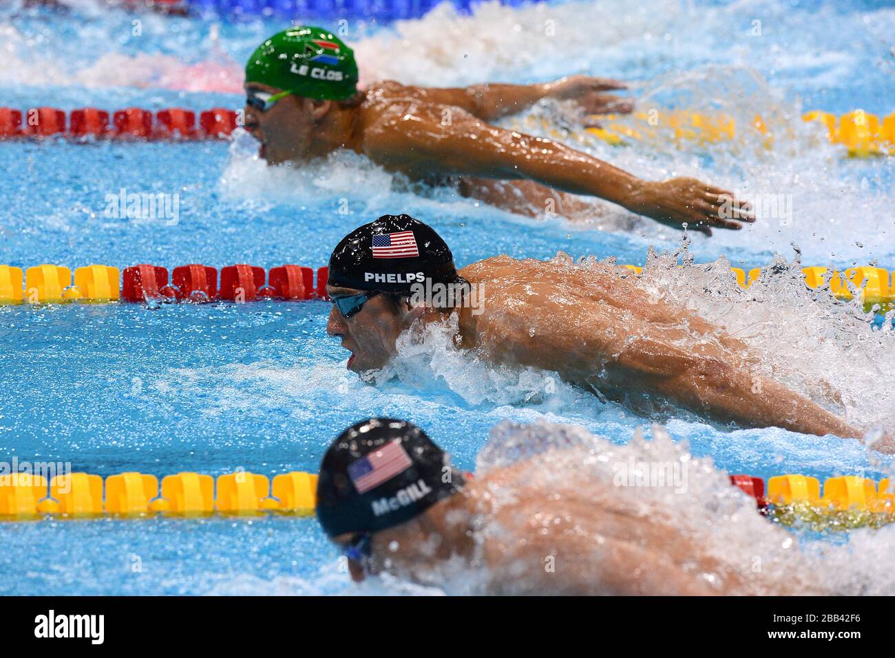 USA Michael Phelps corre Chad le Clos (top) e compatriot Tyler McGill (bottom) durante la 100m Butterfly Final maschile Foto Stock