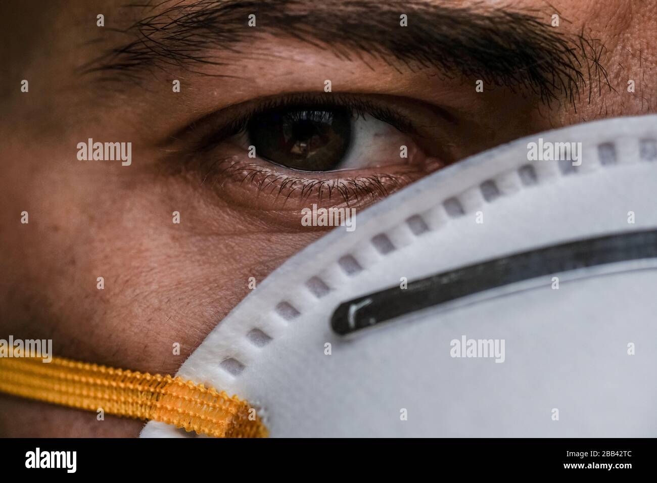 Uomo occhio ritratto dettagli medicazione corona virus covid-19 maschera protettiva, malattia Foto Stock