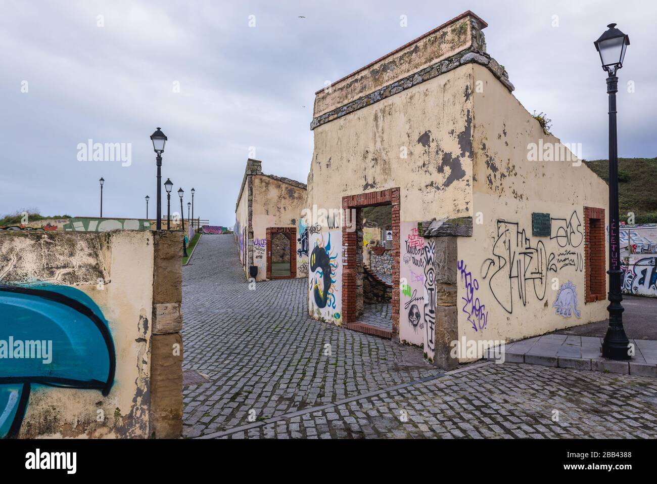 Rovine di vecchio forte sul capo colline di Santa Catalina nell'area di Cimadevilla di Gijon nella comunità autonoma delle Asturie, Spagna Foto Stock
