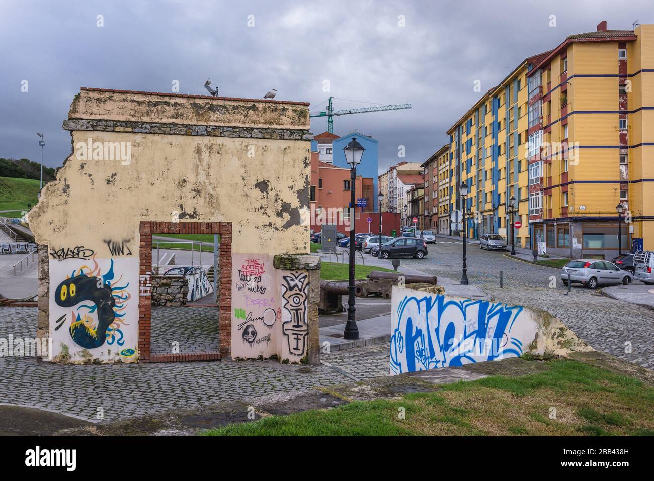 Rovine di vecchio forte sul capo colline di Santa Catalina nell'area di Cimadevilla di Gijon nella comunità autonoma delle Asturie, Spagna Foto Stock