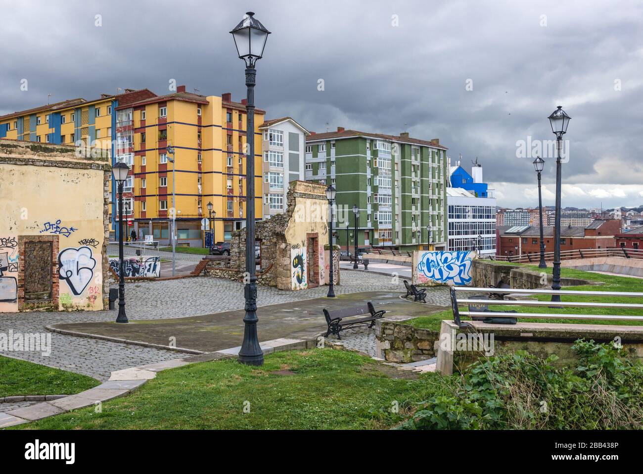 Rovine di vecchio forte sul capo colline di Santa Catalina nell'area di Cimadevilla di Gijon nella comunità autonoma delle Asturie, Spagna Foto Stock
