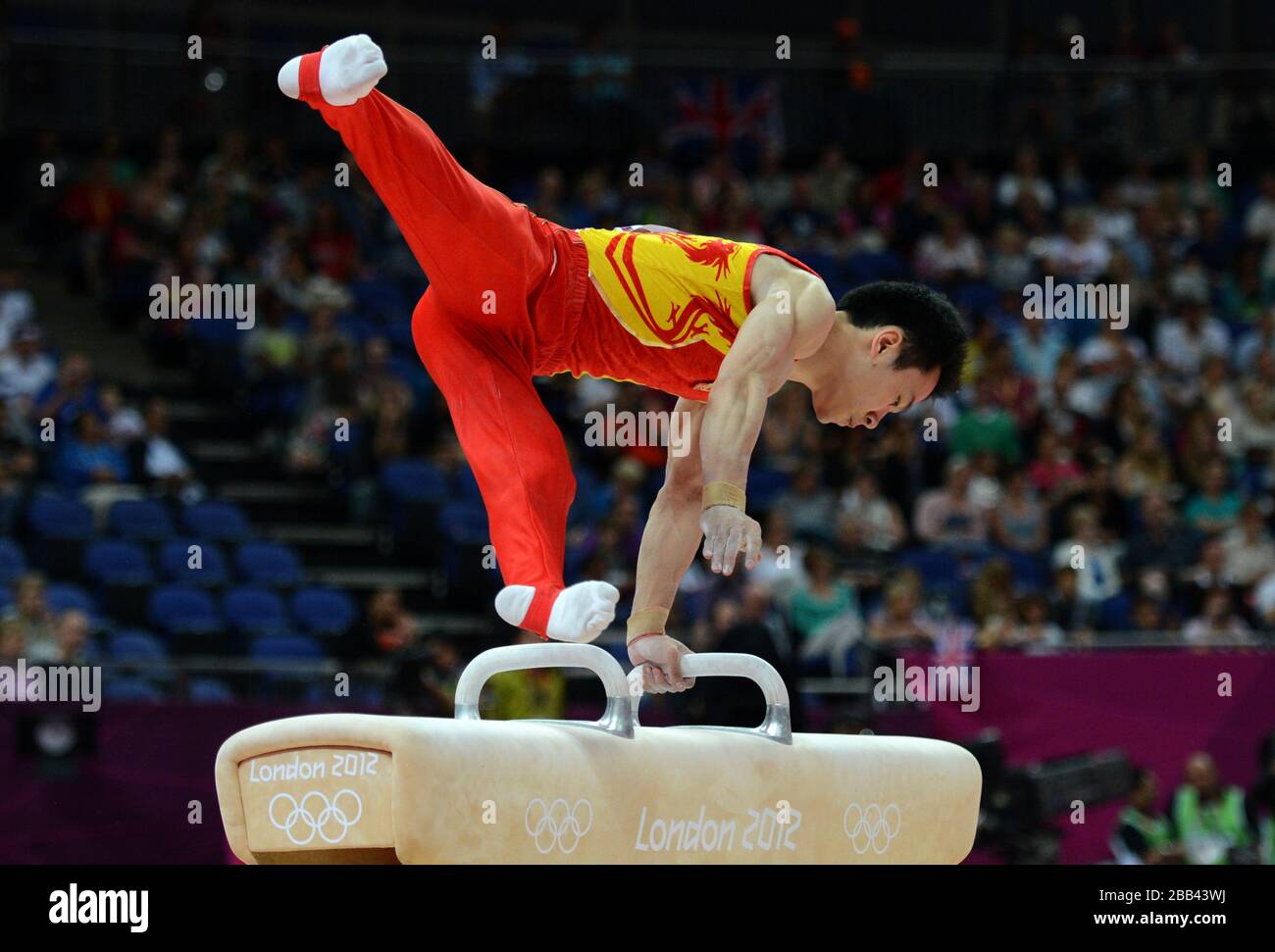 Il cinese Weiyang Guo compete sul cavallo del pommel durante la qualificazione artistica della squadra di Ginnastica alla North Greenwich Arena di Londra. Foto Stock