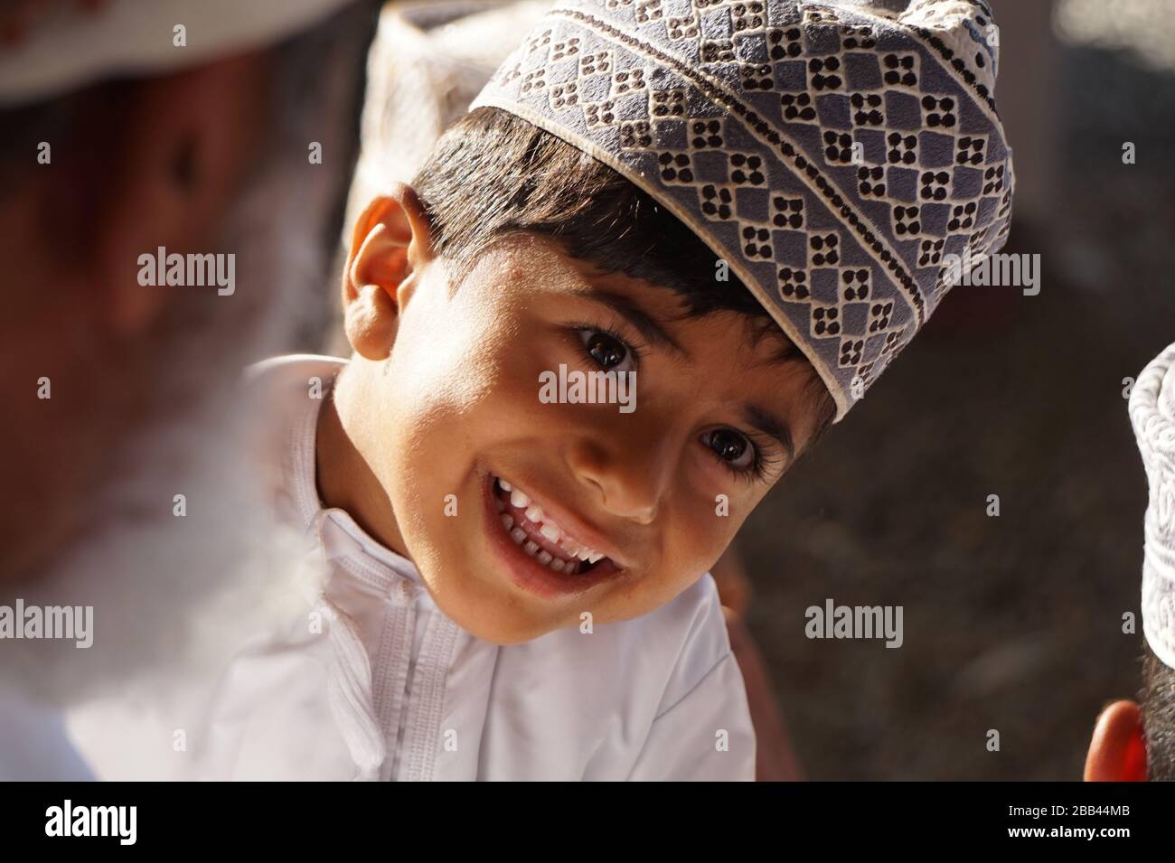 Ragazzo sorridente in un mercato in Oman Foto Stock