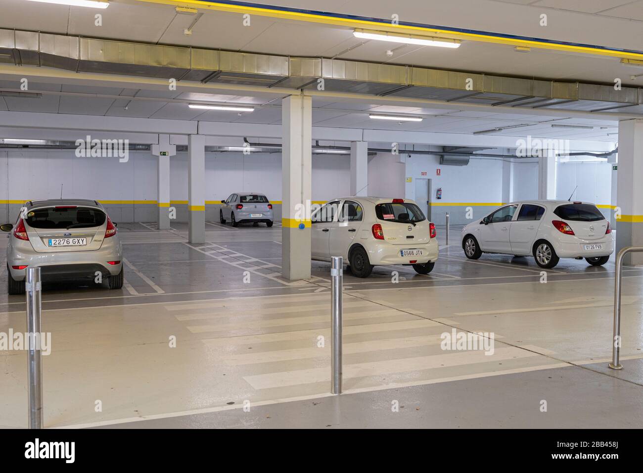 Auto nel parcheggio Lidl con distanza tra loro, Playa San Juan, Tenerife, Isole Canarie, Spagna. Foto Stock