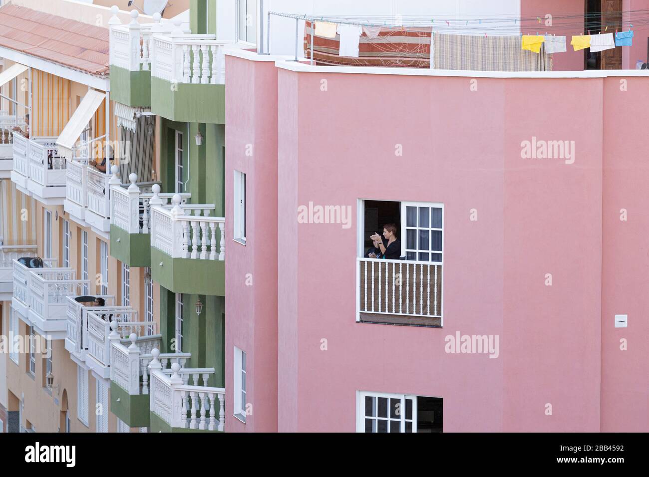 Applaudire ogni notte sui balconi per i servizi di emergenza durante lo Stato di emergenza a Tenerife, Isole Canarie, Spagna Foto Stock
