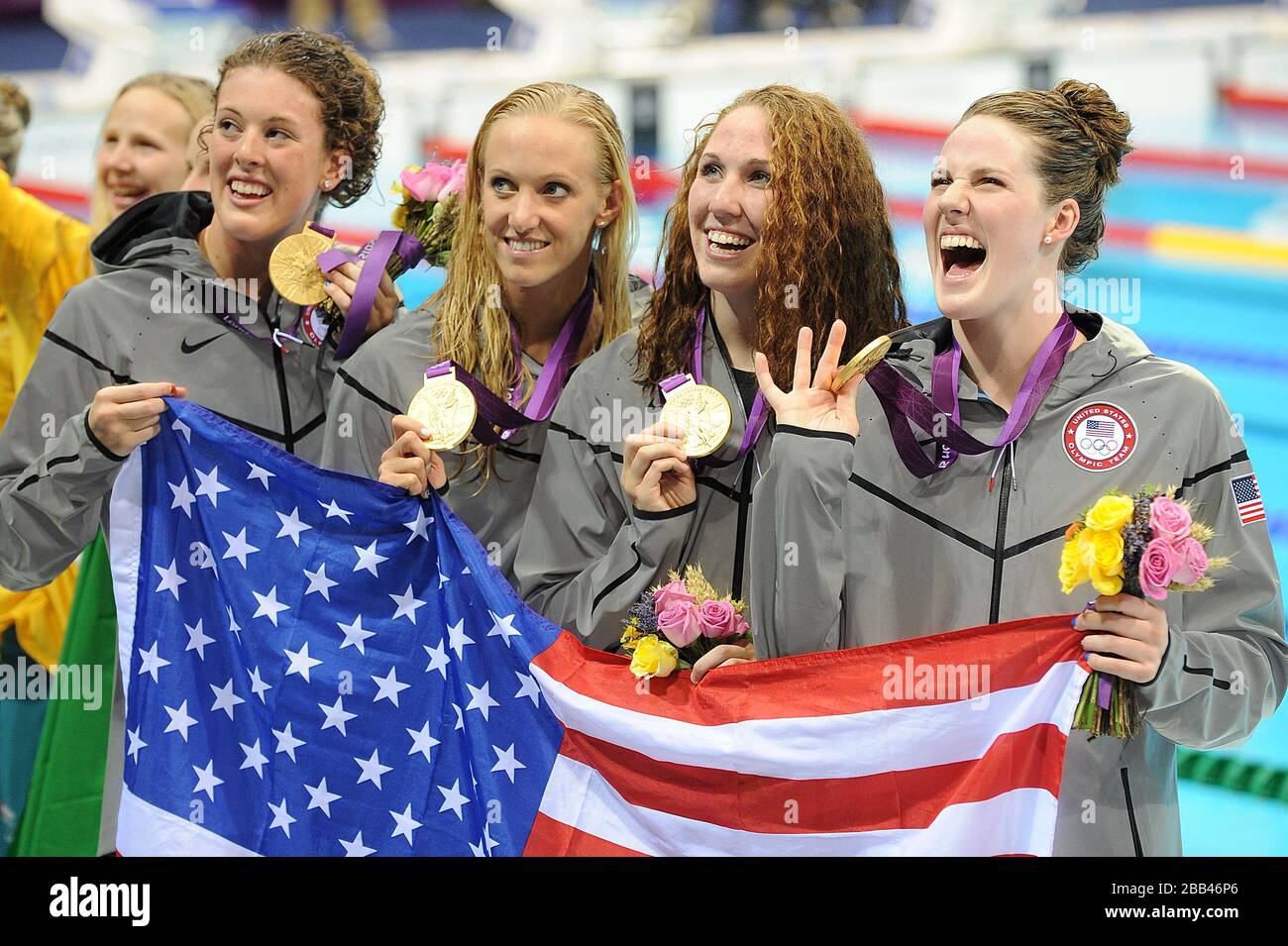 Il team statunitense di Allison Schmidt, Dana Vollmer, Shannon Vreeland e Missy Franklin (da sinistra a destra) celebrano la loro medaglia d'oro nella finale femminile di 4 x 200m Freestyle Relay Foto Stock