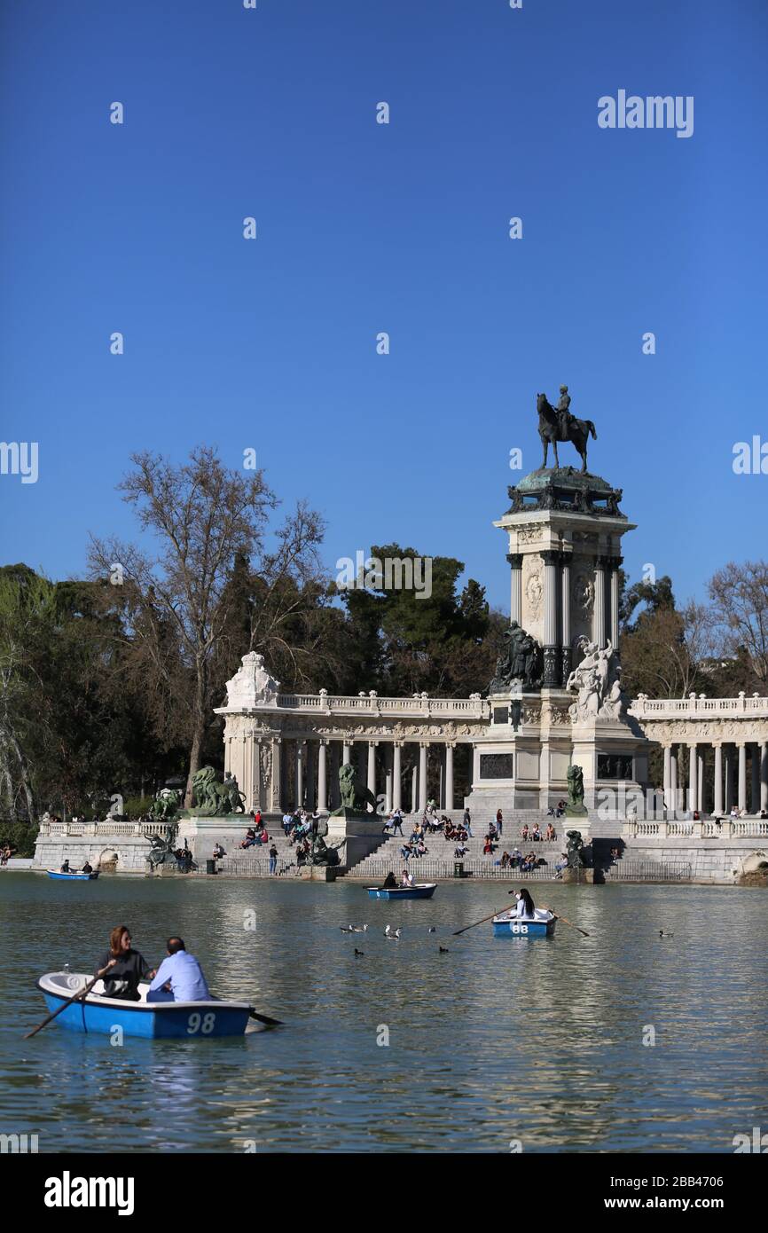 Monumento ad Alfonso XII nel Parco Buen Retiro (Parque del Buen Retiro, o Parco del piacevole ritiro) a Madrid, Spagna Foto Stock