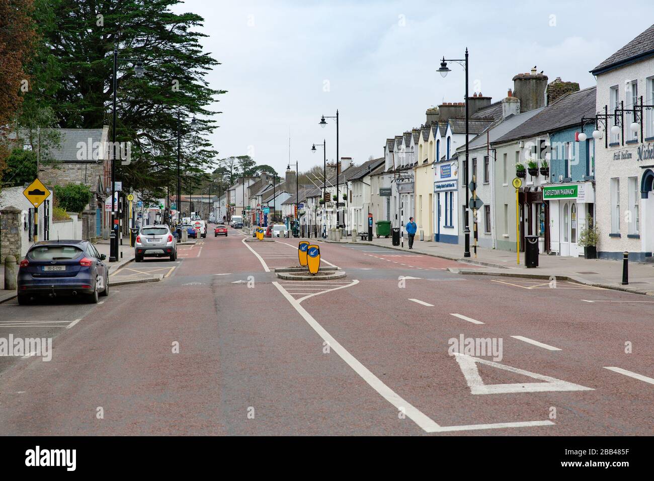 Celbridge, Kildare, Irlanda. 30th maggio 2020. Covid-19 - Coronovirius Pandemic lockdown in Irlanda - strade deserte di Celbridge, cantieri vuoti e persone che praticano le restrizioni di allontanamento sociale durante lo shopping e l'esercizio. Credit: Michael Grubba/Alamy Live News Foto Stock