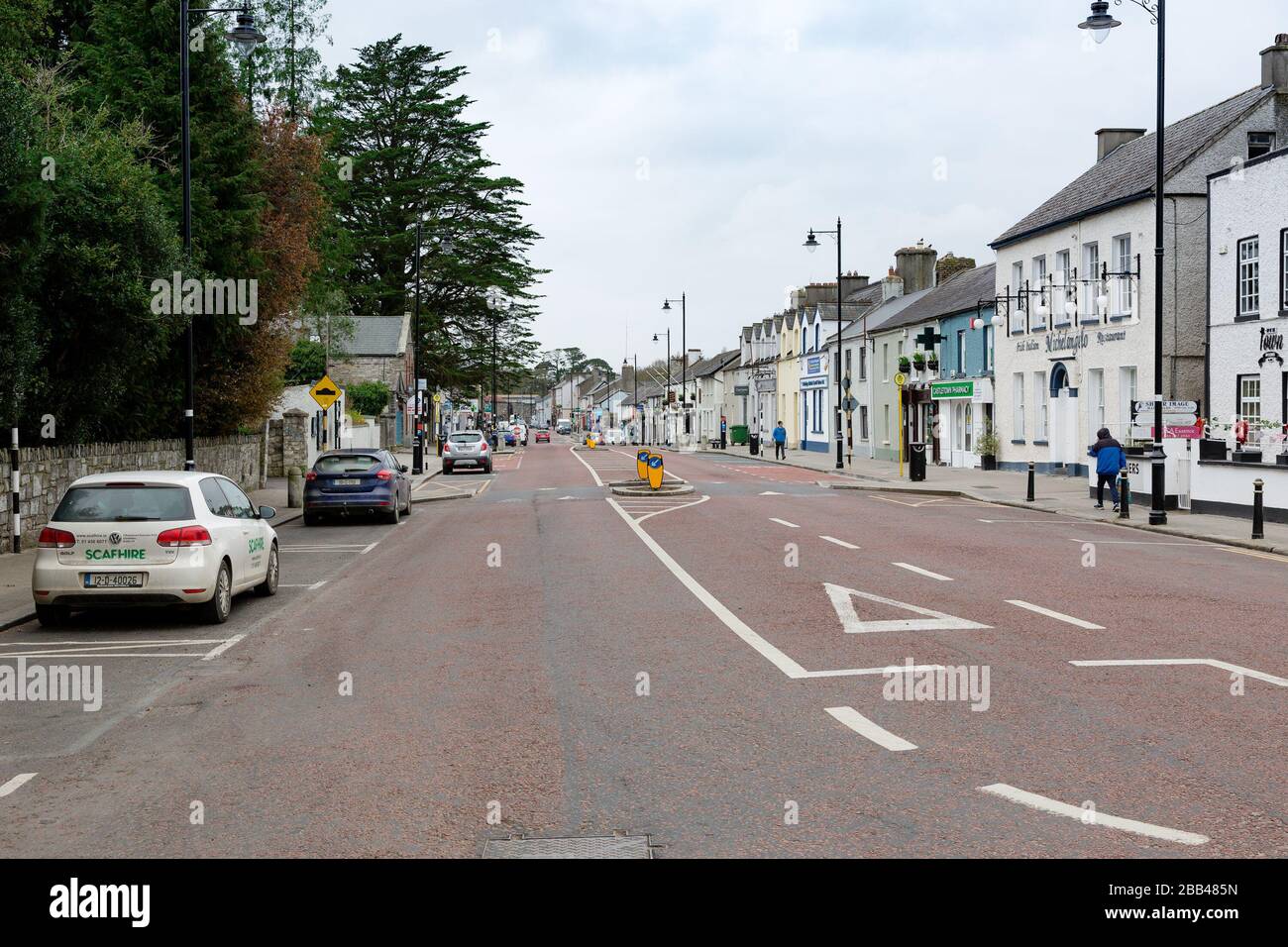 Celbridge, Kildare, Irlanda. 30th maggio 2020. Covid-19 - Coronovirius Pandemic lockdown in Irlanda - strade deserte di Celbridge, cantieri vuoti e persone che praticano le restrizioni di allontanamento sociale durante lo shopping e l'esercizio. Credit: Michael Grubba/Alamy Live News Foto Stock