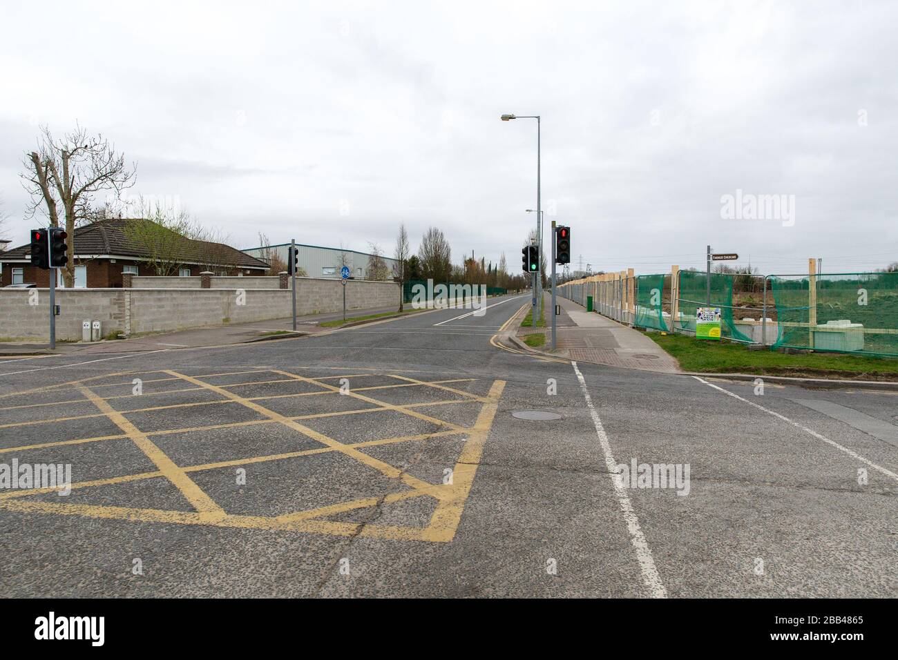 Celbridge, Kildare, Irlanda. 30th maggio 2020. Covid-19 - Coronovirius Pandemic lockdown in Irlanda - strade deserte di Celbridge, cantieri vuoti e persone che praticano le restrizioni di allontanamento sociale durante lo shopping e l'esercizio. Credit: Michael Grubba/Alamy Live News Foto Stock