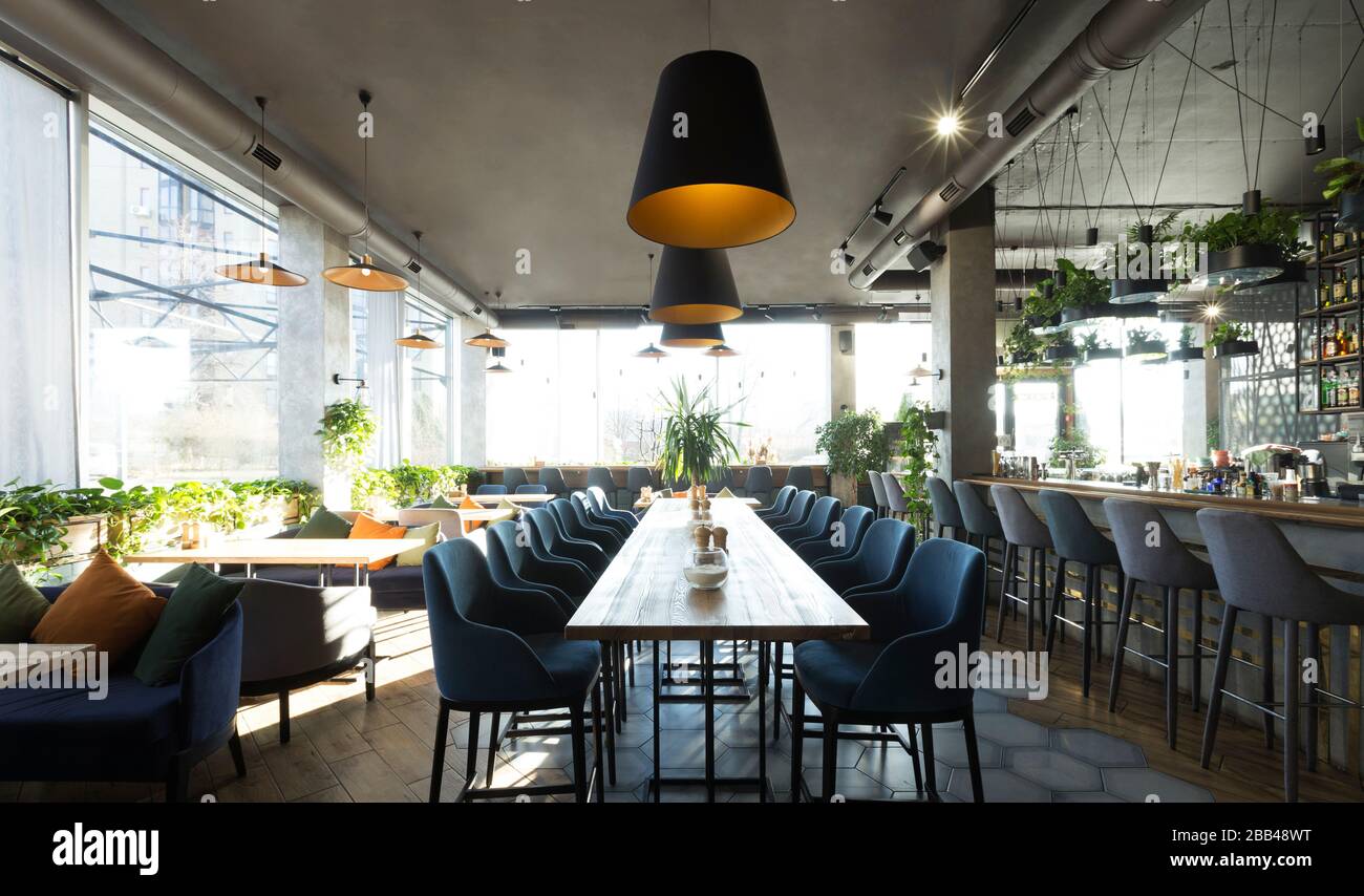 Confortevole e moderno ristorante, design contemporaneo, panorama Foto Stock