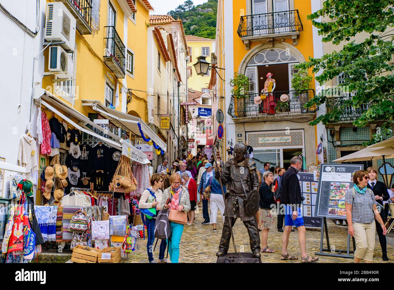 La strada vista del centro della città di Sintra, una città a Lisbona, Portogallo Foto Stock