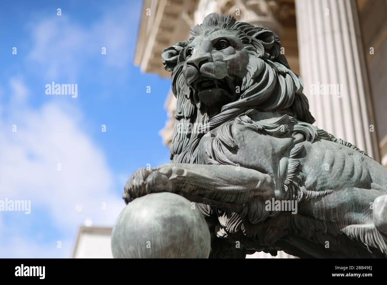 Statua del Leone all'ingresso del Parlamento spagnolo, Madrid Foto Stock