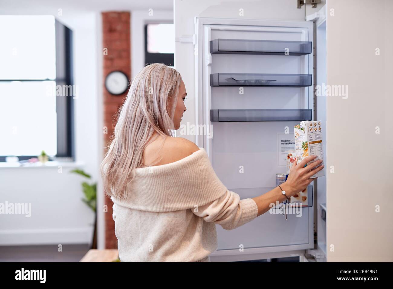 confezione femmina di latte di avena in frigorifero Foto Stock