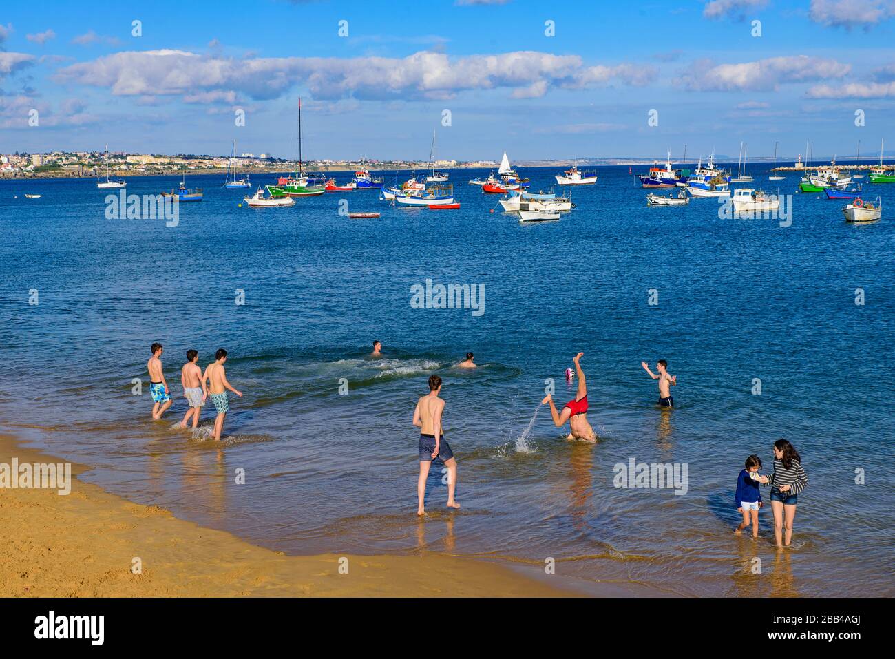 Persone che giocano alla spiaggia di Cascais, Lisbona, Portogallo Foto Stock