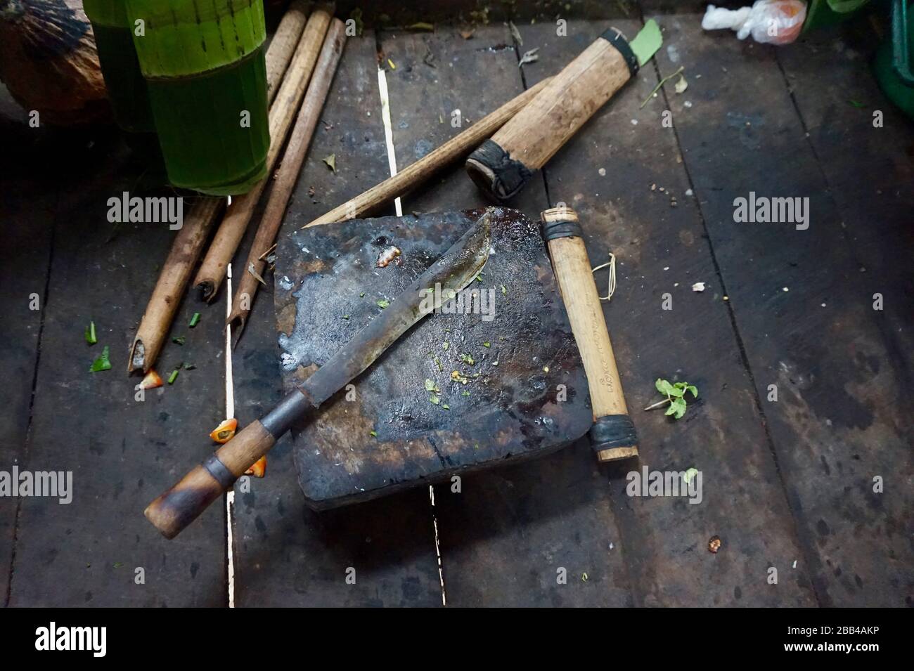 Un coltello in una casa tribale nella zona di conversazione di Nam ha in Laos Foto Stock